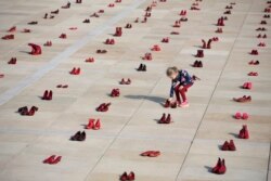 Pajangan ratusan sepatu merah disebar sebagai protes terhadap kekerasan terhadap perempuan di Israel di Lapangan Habima di Tel Aviv, Israel, Selasa, 4 Desember 2018. (Foto: AP)