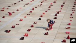 Des centaines de chaussures rouges exposées en signe de protestation contre la violence sexiste, sur la place Habima à Tel Aviv, Israël, le 4 décembre 2018. (Photo AP/Oded Balilty)