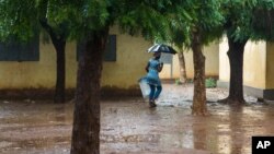 Une femme dans les rues de Bamako, 2013