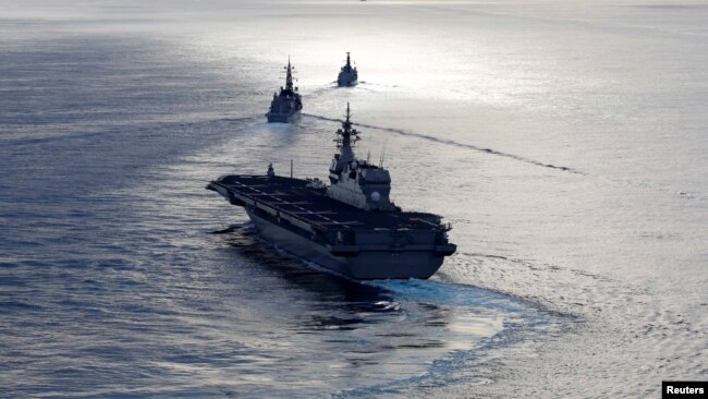日本直升机航母加贺号（前），日本驱逐舰闪电号（中）和英国护卫舰阿盖尔号在印度洋举行联合军演。（2018年9月26日）
