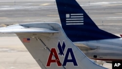 Dua pesawat dari dua maskapai penerbangan AS, American Airlines dan US Airways yang akan merger untuk membentuk maskapai terbesar di dunia (foto: dok). 