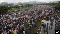 15일 베네수엘라 수도 카라카스의 고속도로에 니콜라스 마두로 대통령의 퇴진을 요구하는 대규모 집회가 열렸다. 베네수엘라에서는 6주째 계속되는 반정부 시위 사태로 40명 이상 숨졌다.