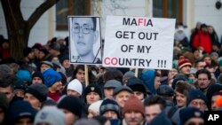 斯洛伐克民众走上街头沉默抗议，悼念被暗杀的记者记者简·库什克和他的未婚妻玛蒂娜·库斯尼罗瓦 (2018年2月28日)