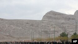 Iranian students form human chain around Isfahan Uranium Conversion Facility in support of Iran's nuclear program, Isfahan, Nov. 15, 2011 (file photo).