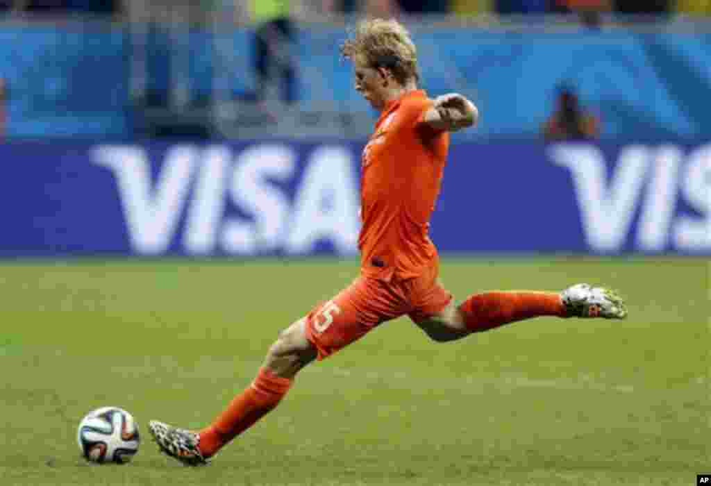 Netherlands' Dirk Kuyt kicks the final and winning goal to give the Netherlands a 4-3 victory in a penalty shootout after a 0-0 tie during the World Cup quarterfinal soccer match between the Netherlands and Costa Rica at the Arena Fonte Nova in Salvador, 