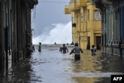 ہوانا کے علاقے کی گلیاں اور کوچے سیلابی پانیوں میں ڈوبے ہوئے ہیں۔