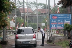 Seorang petugas keamanan memeriksa mobil yang memasuki Lapas Gunung Sindur, Bogor, tempat penahanan Abu Bakar Ba'asyir, 22 Januari 2019. (Foto: Tjahyadi ERMAWAN/AFP)