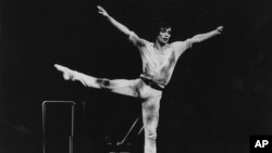 ARCHIVO - Rudolf Nureyev en "Fauno", 1978. Un episodio de la vida del bailarín está reflejado en la cinta "The white crow" en el que Nureyev solicita asilo en Francia. AP Foto/Jorge Fatauros, 1978.