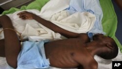 Enfermo de Sida es atendido en un hospital en Dakar, Senegal.
