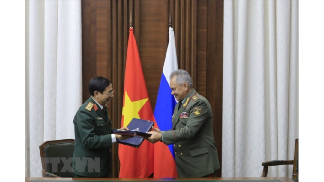 Bộ trưởng Sergei Shoigu và Bộ trưởng Phan Văn Giang. (Photo: TTXVN via MOD.gov.vn)