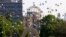 FILE - Burung merpati terbang melewati Kubah Bom Atom pada upacara peringatan 61 tahun pengeboman atom pertama di dunia di Taman Peringatan Perdamaian Hiroshima di Hiroshima, Jepang bagian barat, 6 Agustus 2006 (AP)