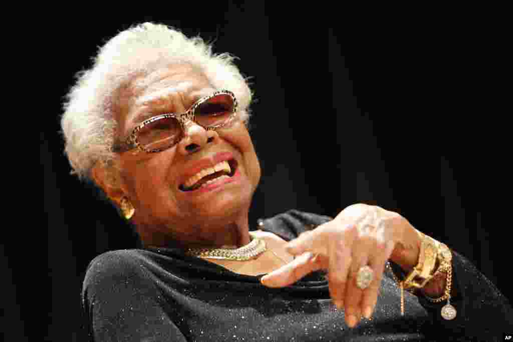 Maya Angelou responde a questões na Galeria Nacional de Retratos do Smithsonian em Washington, Abril 5, 2014.