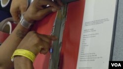 An inmate at the Montgomery County Correctional Facility in Boyds, Maryland, repairs a damaged library book. (VOA/J. Spierling ) 