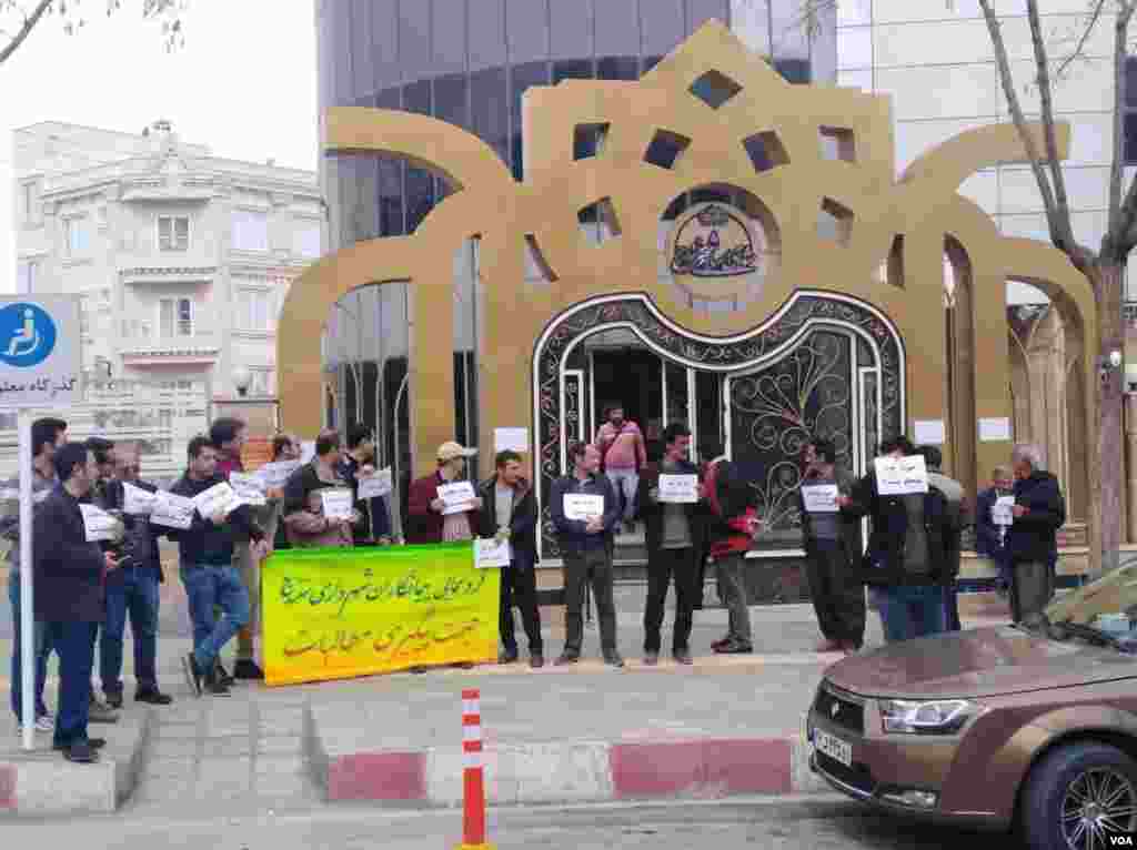 روز پنجشنبه گروهی از پیمانکاران شهرداری سنندج تجمع اعتراضی برگزار کردند. 