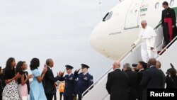 Presiden AS Barack Obama (ke-empat dari kiri) dan istri serta anaknya menyambut Paus Fransiskus (ke-dua dari kanan) ketika tiba di Joint Base Andrews yang terletak di negara bagian Maryland, dekat Washington D.C. 22 September 2015. (REUTERS/Jonathan Ernst)