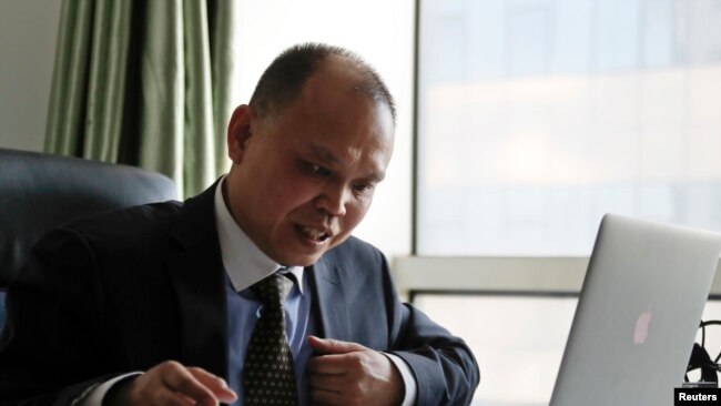 资料照片- 余文生律师在他位于北京的办公室查看自己的诉讼案卷。（2017年2月24日）
