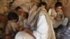 Sejumlah pecandu heroin dan sabu-sabu tampak di Kota Herat, Afghanistan, 18 Agustus 2009. (Foto: Behrouz Mehri/AFP)