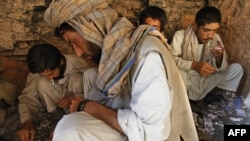 Sejumlah pecandu heroin dan sabu-sabu tampak di Kota Herat, Afghanistan, 18 Agustus 2009. (Foto: Behrouz Mehri/AFP)
