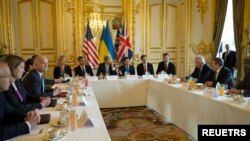 Після агресії Росії, у квітні 2014-го, очільники зовнішньо-політичних відомств США, Великобританії та України зустрілися в Парижі в рамках консультацій, передбачених Будапештським меморандумом