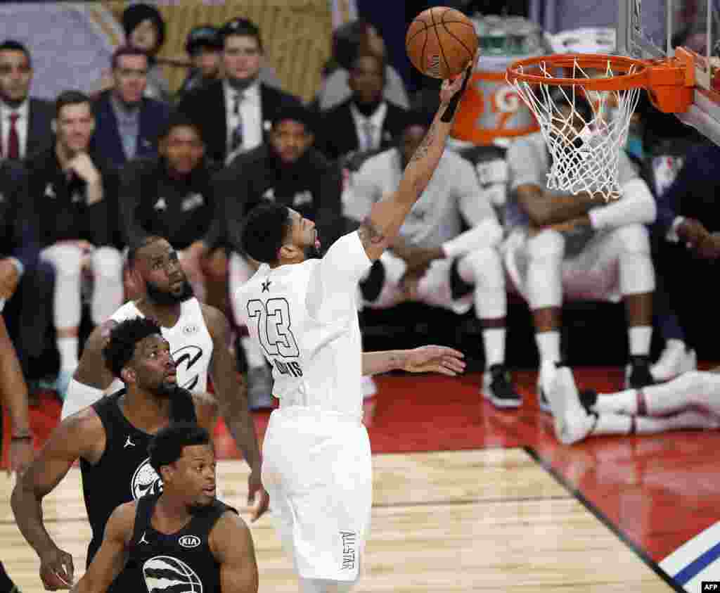 L&#39;attaquant de l&#39;équipe LeBron Anthony Davis, de la Nouvelle-Orléans, fait un &quot;double-pas&quot; lors du All-Star game de la NBA pour marquer un panier, le 18 février 2018, à Los Angeles.