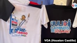 Camisetas alusivas al gobernante Daniel Ortega expuestas en una plaza pública de Managua, el 19 de julio de 2021.