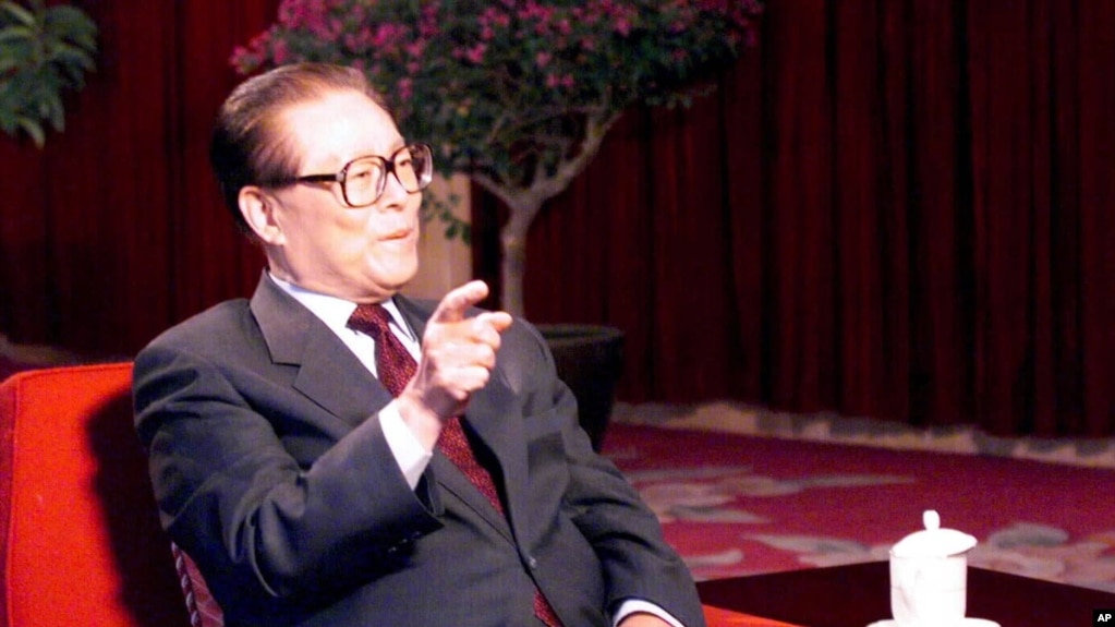 2000年8月15日，中国国家主席江泽民在北戴河海滨度假胜地接受美国《60分钟节目》主持人迈克·华莱士采访。(photo:VOA)
