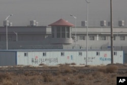 2018年12月3日在中国新疆昆山工业园区的一个设施周围，有警卫塔和铁丝网。 这是新疆的拘禁营地之一。
