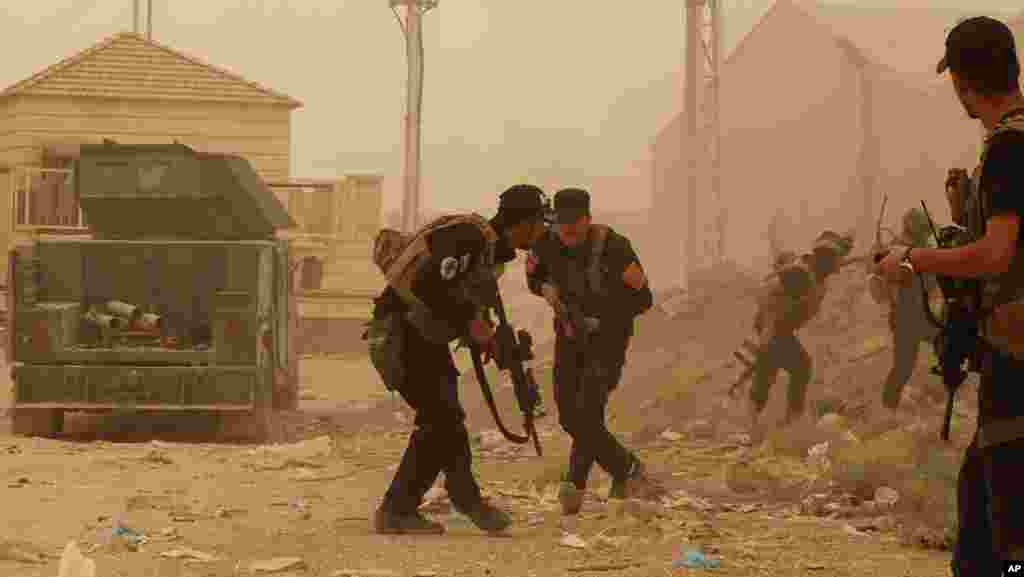 اس سے قبل عراق کے وزیرِ اعظم حیدر العبادی نے رمادی میں تعینات فوجی دستوں پر زور دیا تھا کہ وہ اپنے مورچوں پر ڈٹے رہیں اور داعش کا ڈٹ کر مقابلہ کریں۔