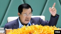 File Photo: Prime Minister Hun Sen addresses environmental activists during the first national forum on “Protection and Conservation of Natural Resources,” on Monday , August 22, 2016 at Peace Palace in Phnom Penh. (Leng Len/VOA Khmer) 