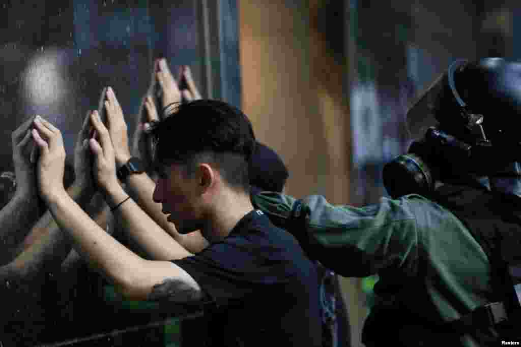 La policía dijo que los &quot;alborotadores&quot; usaron líquidos corrosivos en Tuen Mun, en el oeste de los Nuevos Territorios, &quot;hiriendo a múltiples oficiales de policía y reporteros&quot;.&nbsp;
