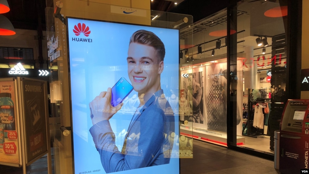资料照片：在捷克共和国布拉格一家大型购物中心内的华为手机广告。（2018年9月29日）(photo:VOA)