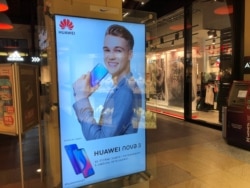 资料照片：在捷克共和国布拉格一家大型购物中心内的华为广告。（2018年9月29日）
