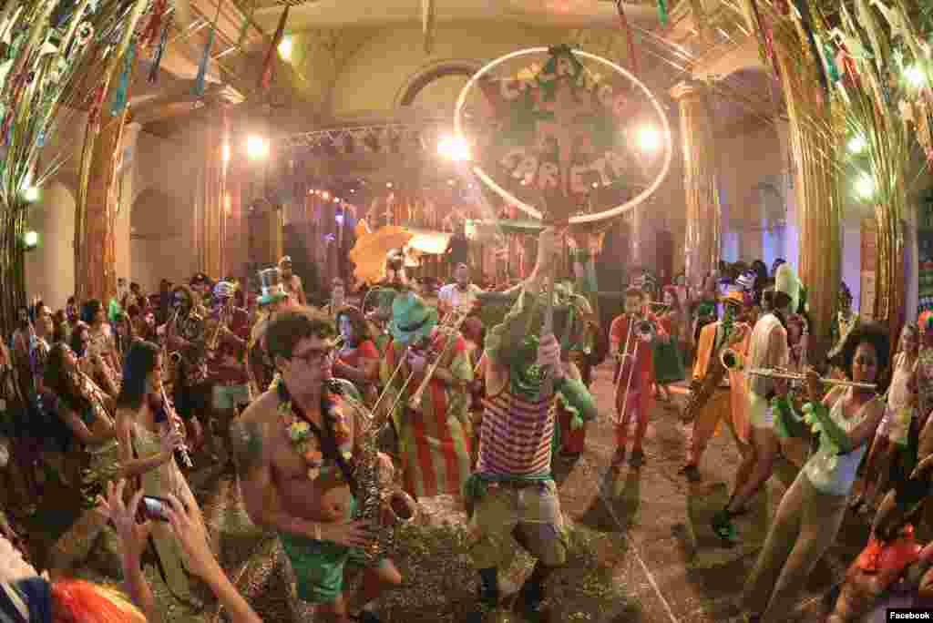 Carnaval com bloco Calango Careta, de Brasília, apresentando-se na casa histórica França-Brasil Rio de Janeiro Fev 2018. Grupo uni teatro, circo e com base em instrumentos de sopro.