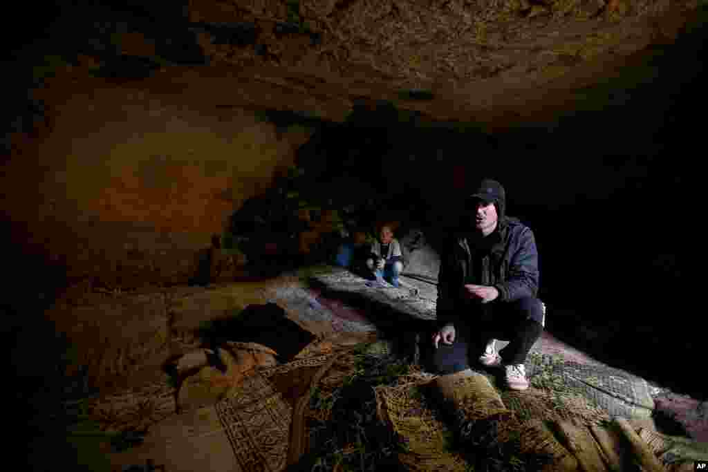 一名自由叙利亚军战士阿布.穆罕默德2013年2月28日在一个洞穴里讲话。这个洞穴是作为躲避2013年2月28日叙利亚政府军对伊德利卜省贾巴尔阿勒扎维耶地区的炮击和空袭的掩体。