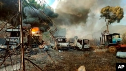 지난 24일 미얀마 카야주에서 자동차들이 불타고 있다. 정부군이 이 일대에서 민간인 30명 이상을 살해 후 불태웠다는 증언이 나왔다.
