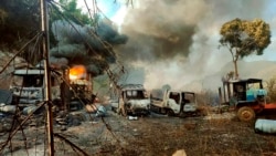 Foto yang dirilis oleh Pasukan Pertahanan Negara Bagian Karenni Myanmar (KNDF) menunjukkan kendaraan yang terbakar di wilayah Hpruso, negara bagian Kayah, Myanmar, pada 24 Desember 2021. (Foto: AP)