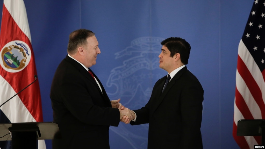 El secretario de Estado de Estados Unidos, Mike Pompeo, y el presidente de Costa Rica, Carlos Alvarado, se dan la mano después de una conferencia de prensa conjunta en la casa presidencial en San José, Costa Rica, el martes.