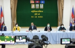 Officials from the Cambodian Ministry of Health and country representatives from the World Health Organization (WHO) held a joint press conference on the COVID-19 pandemic in Phnom Penh, Cambodia, April 20, 2020. (Kan Vicheika/VOA Khmer)