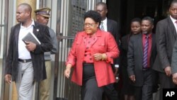 FILE: Vice President Joice Mujuru leaves the magistrates courts in Harare, Monday, Feb. 6, 2012, on the last day of the long awaited inquest hearing into the mysterious death of her husband Zimbabwe's former army General Solomon Mujuru. Mujuru died in a mysterious fire at his farm in 2011. (AP Photo/Tsvangirayi Mukwazhi)