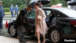 La directora ejecutiva de Hong Kong, Carrie Lam, llega para asistir a la ceremonia de entronización del emperador japonés Naruhito en Tokio, Japón, el 22 de octubre de 2019. Reuters.