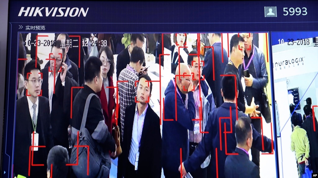 中国海康威视开发的人脸识别技术在北京举行的中国社会公共安全产品博览会上展示。（2018年10月23日）(photo:VOA)