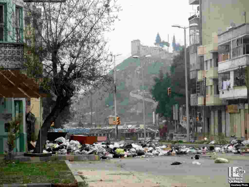 霍姆斯街頭垃圾成堆。(Lens Young Homsi)