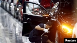 Nhân viên làm việc trong một dây chuyền lắp ráp xe hơi Mercedes-Benz tại một nhà máy ở Bắc Kinh, ngày 31 Tháng 8, 2015.