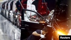 开设在北京的奔驰汽车工厂工人正在生产线上组装汽车。 （2015年8月31日） 