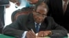 Presidente zimbabueano Robert Mugabe assina a nova Constituição em Harare (22 Maio 2013.