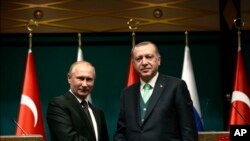 លោក​ប្រធានាធិបតី​តួកគី Recep Tayyip Erdogan (រូប​ស្តាំ) ចាប់​ដៃ​ជាមួយ​នឹង​លោក​ប្រធានាធិបតី​រុស្ស៊ី Vladimir Putin បន្ទាប់​ពី​សេចក្តី​ថ្លែងការណ៍​កាសែទ​រួម​គ្នា​មួយ​ នៅ​វិមាន​ប្រធានាធិបតី​នៅ​ក្នុង​ក្រុង Ankara កាលពី​ថ្ងៃទី១១ ខែធ្នូ ឆ្នាំ២០១៧។