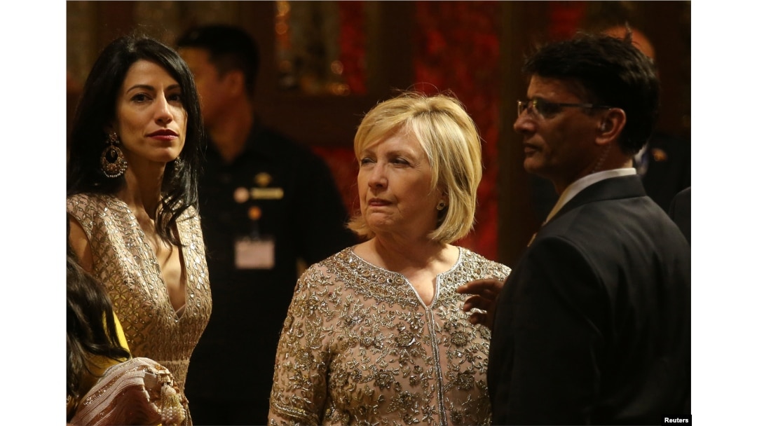 Mantan Menteri Luar Negeri AS Hillary Clinton menghadiri resepsi pernikahan putri Mukesh Ambani, kepala Reliance Industries, di Mumbai, India, 12 Desember 2018.