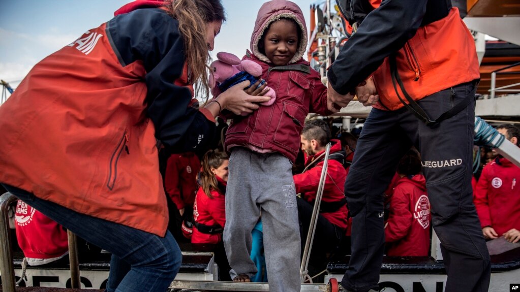 Një anije me imigrantë ankorohet në Spanjë