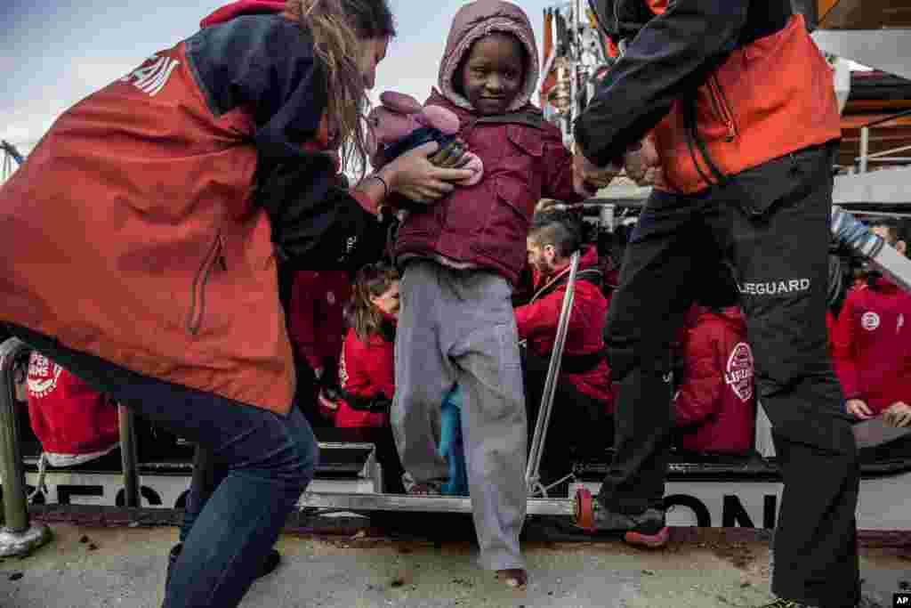 یک کودک مهاجر در سواحل اسپانیا توسط گروه های داوطلب استقبال می شود. هنوز مهاجرت از کشورهای آفریقایی و از طریق دریا به اروپا ادامه دارد.