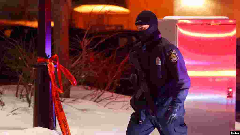 Un policier patrouille autour de la mosquée à Québec, le 29 janvier 2017.